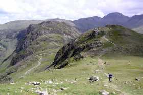 Descending down Gamlin End towards Seat and Hay Stacks